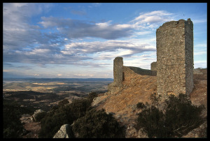 El Castillo de Miramontes con el Valle de los Pedroches al fondo (Fuente de foto: www.flickr.com)