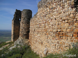Detalle exterior del castillo, en avanzado estado de ruina (Fuente de foto: www.flickr.com)