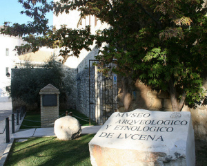 Entrada del Museo Arqueológico y Etnológico en el Castillo del Moral (Fuente de foto: www.flickr.com)