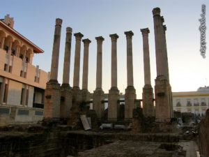 Vista actual del templo romano, desde el este