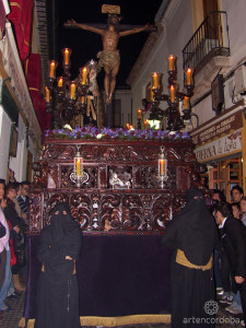 La estrecha calle Deanes permite el paso de La Expiración en la noche del Viernes Santo