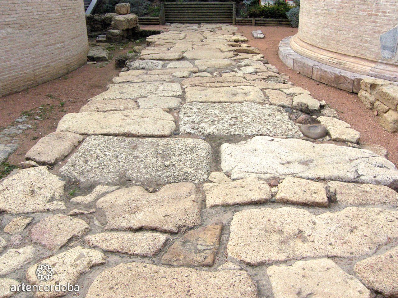 Calzada romana junto a los túmulos funerarios de Puerta de Gallegos