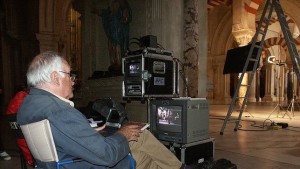 Vicente Aranda rodando escenas de su "Carmen" en el inerior de la Mezquita-Catedral. Imagen: http://sevilla.abc.es/andalucia/cordoba/20150526/sevi-vicente-aranda-cordoba-201505261004/