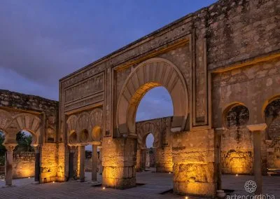 Salón Basilical de Medina Azahara por la noche