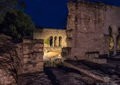 Vivienda de la Alberca de Medina Azahara por la noche