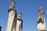 Monumento a la primera audiencia de los Reyes Católicos a Cristóbal Colón en el Alcázar de los Reyes Cristianos