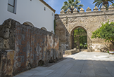 Acceso a los Jardines del Alcázar de los Reyes Cristianos por el Patio Morisco