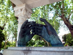 Detalle del monumento a los enamorados. Licencia Libre: https://commons.wikimedia.org/wiki/File:Monumento_a_los_enamorados_02.JPG