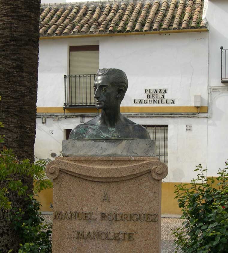 Busto de Manolete en la plaza de la Lagunilla