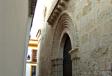 Portada medieval a los pies de la Iglesia de Santiago en Córdoba
