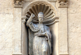 'San Nicolás de Bari' preside la portada del lado del Evangelio de la Iglesia de San Nicolás de la Villa en Córdoba