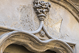 Detalle del florón que corona el vano de acceso al Postigo de la Lenche en la Mezquita-Catedral de Córdoba