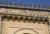 Detalle de tejaroz y cornisa en la Puerta de los Deanes de la Mezquita-Catedral de Córdoba