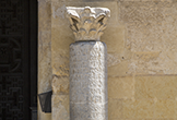 Miliario romano en la Puerta de las Palmas de la Mezquita-Catedral de Córdoba