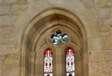 Detalle de uno de los ventanales de la iglesia de la Colegiata de San Hipólito en Córdoba