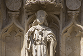 Una de las esculturas entre baquetones de la portada del Antiguo Hospital de San Sebastián de Córdoba