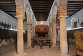 Nave central y carruaje de las Caballerizas del Palacio de Viana en Córdoba