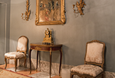 Espejos, sillas... toda la decoración del Dormitorio Francés es exquisita