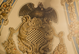 Águila posado sobre una venera en la cúpula que cubre la Escalera de Salida del Palacio de Viana en Córdoba