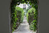 Pequeña estancia envuelta en vegetación del Jardín del Palacio de Viana en Córdoba