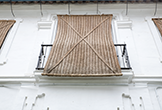 Las ventanas y puertas están decoradas al estilo Barroco de Placas de Córdoba