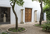 Acceso al Salón de los Saavedra desde el Patio de la Capilla del Palacio de Viana en Córdoba