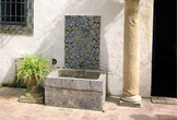 Elementos decorativos en el Patio de los Jardineros del Palacio de Viana en Córdoba