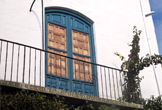 Las ventanas y puertas que dan al Patio de la Madama en su planta alta corresponden al Dormitorio de la Marquesa