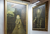 Dos retratos femeninos en el Salón del Artesonado del Palacio de Viana en Córdoba