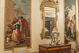 Tapices de Goya 'La acerolera' y 'Los militares y la señora' en el Salón de Goya del Palacio de Viana en Córdoba