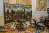 Perros de cerámica inglesa junto al biombo en el Salón de los Sentidos del Palacio de Viana en Córdoba