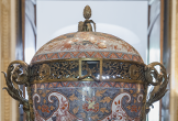 Tibor de porcelana con decoración imari en el Salón de Tobías