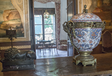 Tibor de porcelana con decoración imari sobre mesa de refectorio en el Salón de Tobías