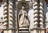 La Virgen de la Merced preside la Portada de la iglesia del antiguo convento mercedario