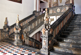 Escalera de corte imperial de las Reales Escuelas de la Inmaculada en la Plaza de la Compañía de Córdoba