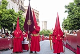 Nazarenos de la Hermandad del Buen Suceso a su paso por la Carrera Oficial de Córdoba