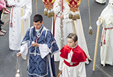 Un nazareno de la Hermandad de la Borriquita porta el estandarte conocido como 'La Inmaculada'