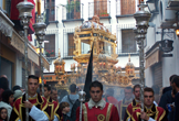 El Santo Sepulcro pasa por las estrecheces de la Calle Deanes - Semana Santa de Córdoba